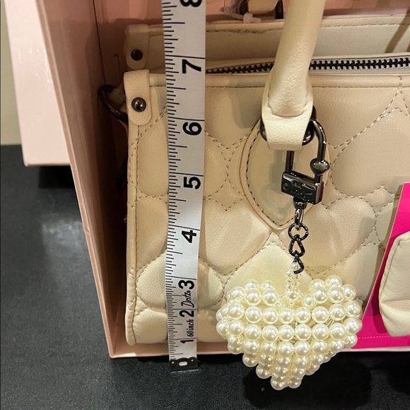 Betsey Johnson | “XO Roxie” w/ Crossbody & 2 Bag Charms (includes gift box) - Picture 10 of 12